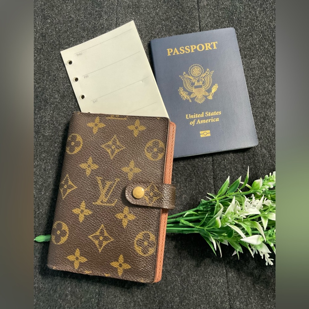 ✅AUTHENTIC LV AGENDA PM PASSPORT HOLDER - Picture 3 of 13